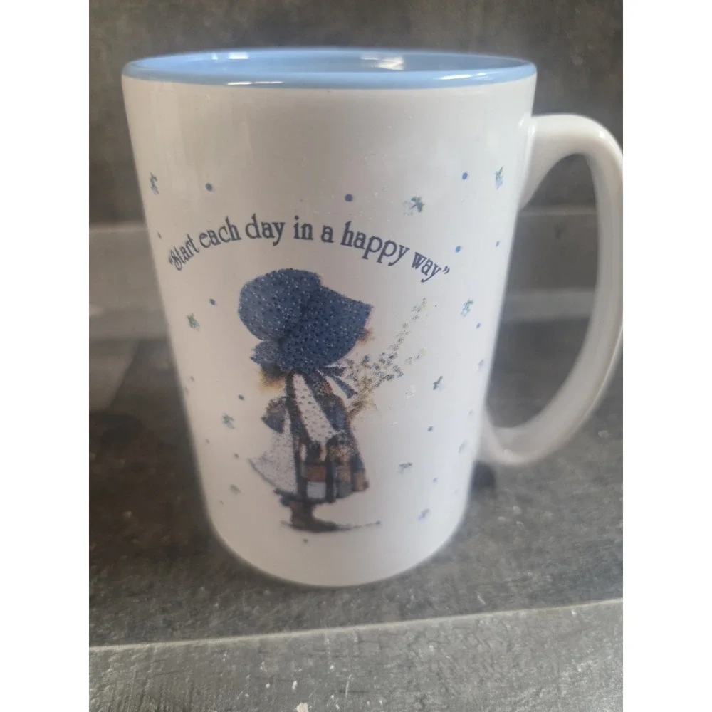 Vtg Holly Hobbie Coffee Tea Mug 12 oz 'Start Each Day In A Happy Way' 2002 - Picture 2 of 4